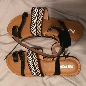 Cute black sandals! Never been worn